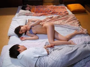 Cậu chủ trẻ tuổi rất hay ve vãn. Cảnh xuân vô tận của tiệm mát-xa, kỹ thuật viên số một, cô gái trẻ da trắng và xinh đẹp, nhiều khách hàng quen, không bao cao su, đầy kích thích gợi cảm và khiêu dâm