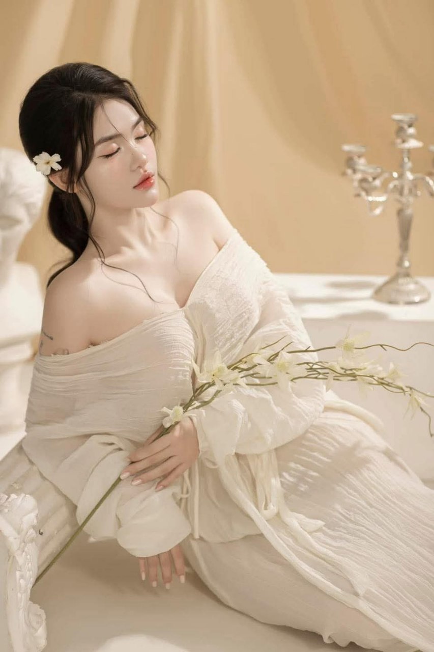 Con trai đi bàn việc làm ăn xa, bố ở nhà cơ hội khi ở cùng người tình của con trai xinh đẹp